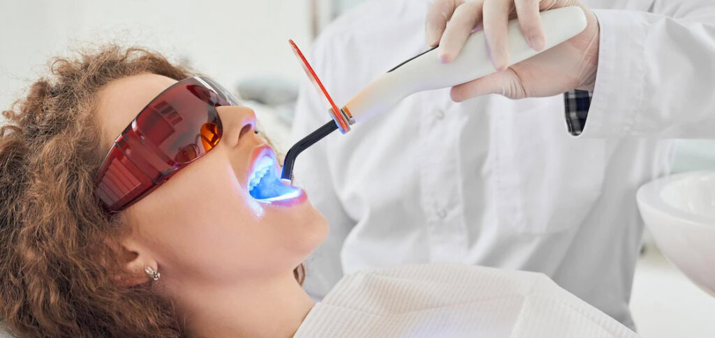 Dental Implant Healing Stages - Eating After The Implant Screw is Inserted